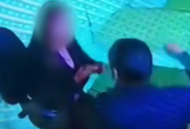 Hombre irrumpe en set y golpea a conductora de televisión