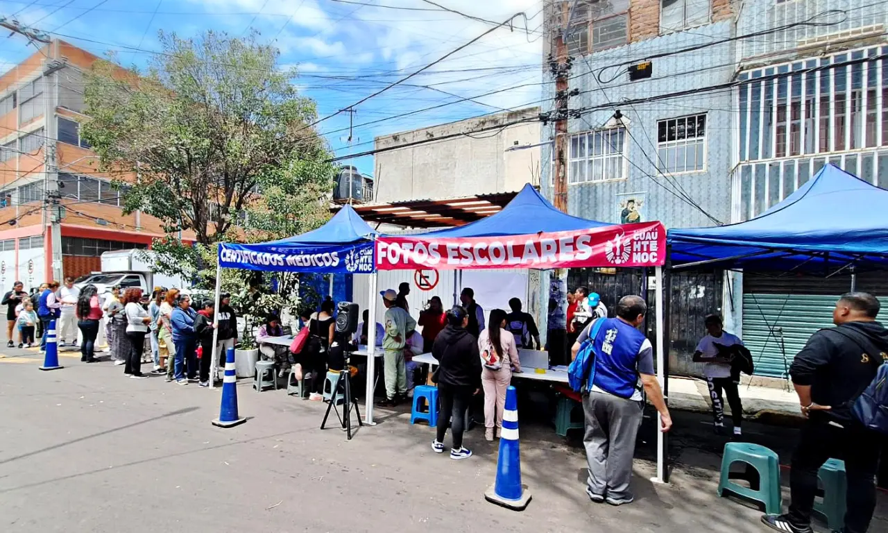  Decenas de niños pudieron acceder a fotos y cortes de cabello. 