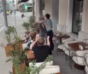 Hombre pide matrimonio a su novia, ella lo rechaza y la golpea en restaurante