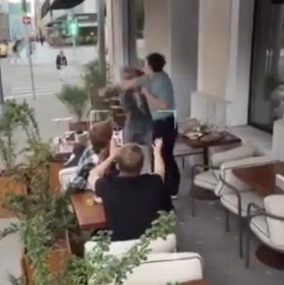 Hombre pide matrimonio a su novia, ella lo rechaza y la golpea en restaurante