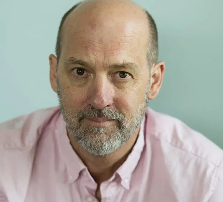 Hoy tiene 63 años, es padre de cuatro hijos y en 2021 contrajo matrimonio con la actriz Mare Winningham. Ha aparecido en series como 'Billions' y 'Ley y orden'.