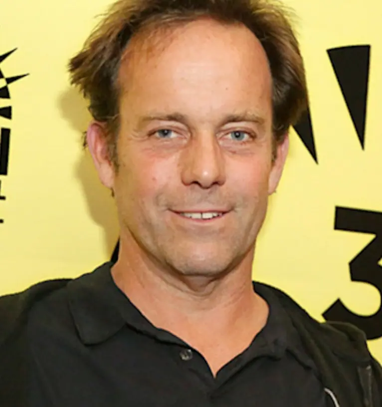 A sus 64 años, es padre de dos hijos. Además de actuar, se ha desempeñado como director en películas como 'El templo' y 'Código Gerónimo'.