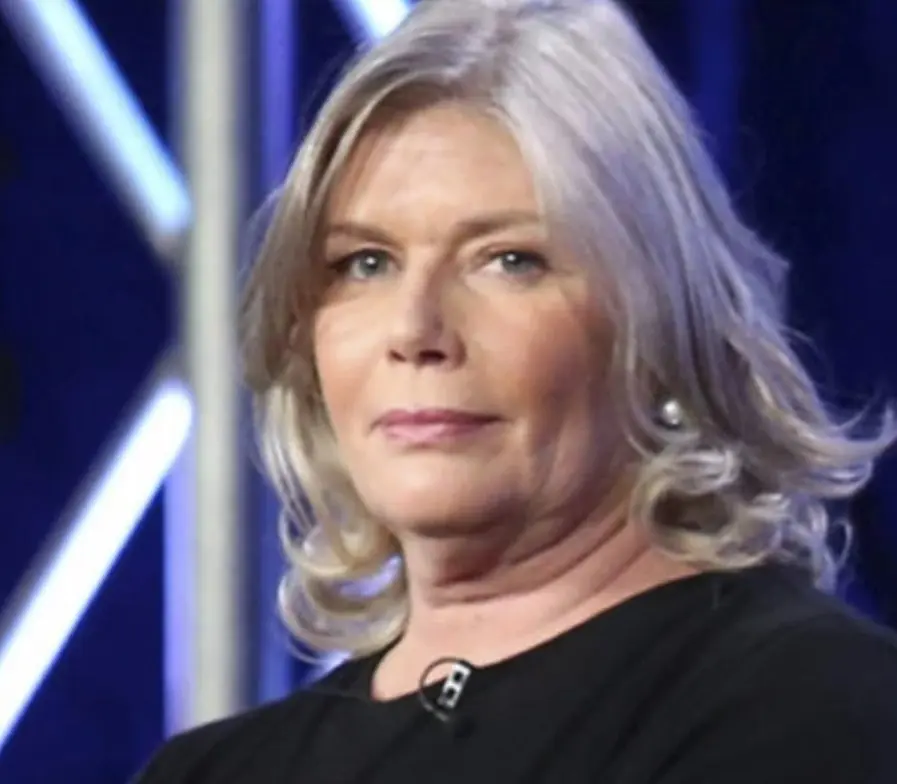 Actualmente tiene 68 años y dos hijas. Ha actuado en películas como 'Un extraño en Sugarcreek' y 'Los huéspedes'. La actriz explicó que no fue convocada para 'Top Gun: Maverick' porque su imagen ya no se ajustaba a lo que buscaba la producción.