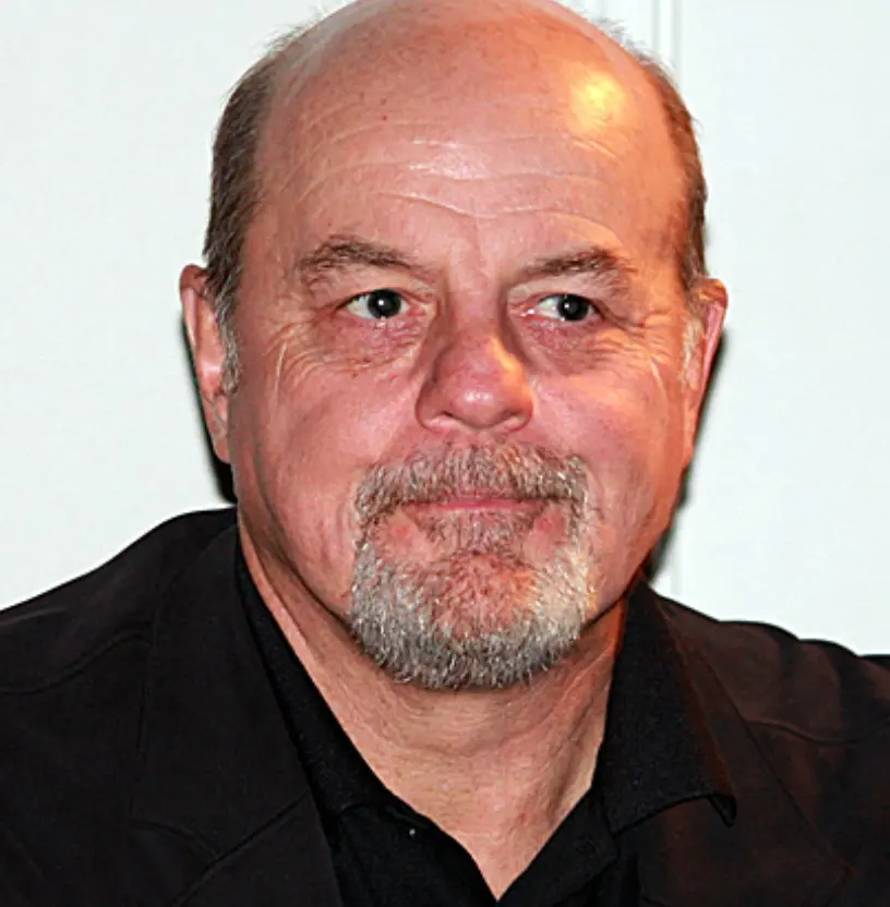 Actualmente tiene 75 años, está casado con Karen Marls Dimwiddie y es padre de dos hijas. En los últimos años se le ha visto en producciones como 'Barry' y 'El alienista'.