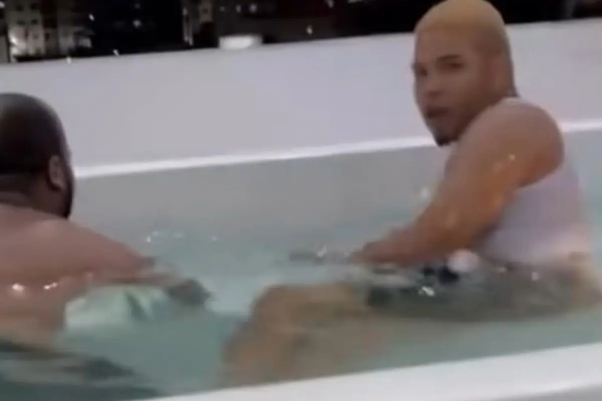  Mujer descubre a su esposo con otro hombre en jacuzzi de hotel 