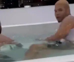 Mujer descubre a su esposo con otro hombre en jacuzzi de hotel: "Yo quiero que los hijos tuyos te vean así"