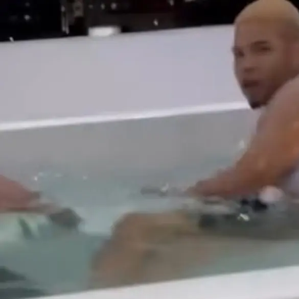 Mujer descubre a su esposo con otro hombre en jacuzzi de hotel: "Yo quiero que los hijos tuyos te vean así"