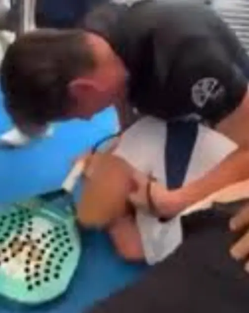 En el video se observa cómo el hombre somete al instructor y lo amenaza. Captura de video.