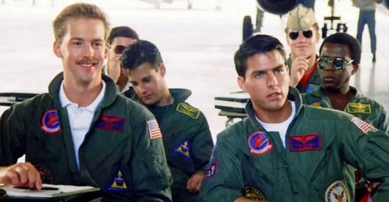 'Top Gun' fue una exitosa película de 1986, protagonizada por Tom Cruise. La trama presenta a un joven piloto llamado Maverick Mitchell que es enviado a una academia aérea de élite donde se prepara a los mejores pilotos de combate del país. ¿Qué fue del elenco a 39 años del estreno?