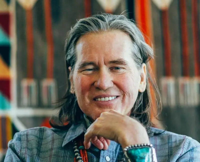 Falleció el 1 de abril de 2025 a los 65 años por complicaciones de una neumonía. Una de sus últimas películas fue 'Top Gun: Maverick'.