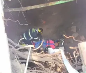 Difunden video de mujer que fue absorbida por enorme socavón en la CDMX mientras caminaba