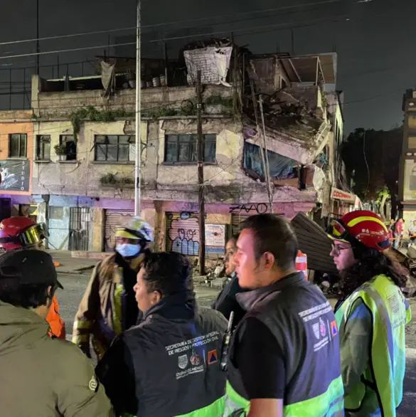 "Que Dios nos socorra": Momento exacto en que se derrumba casa antigua en Gustavo A. Madero