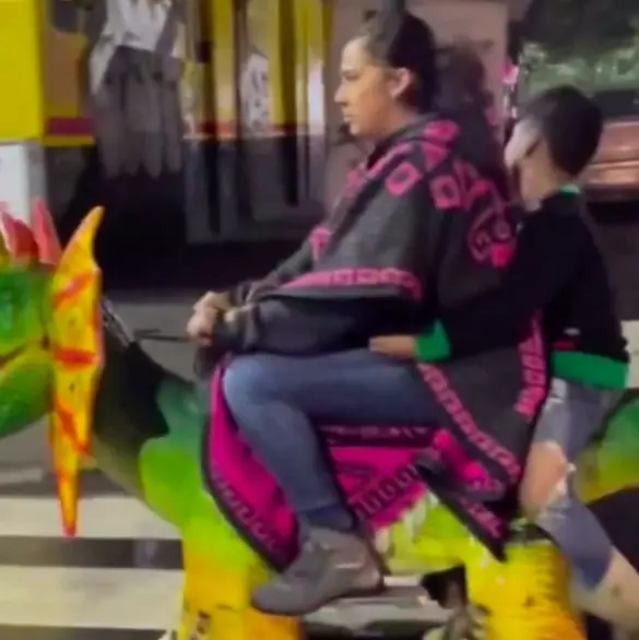 México mágico: Captan a madre e hijo recorriendo la CDMX en dinosaurio motorizado