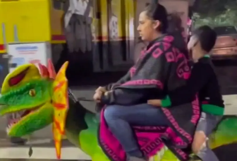 . El curioso vehículo, que parecía salido de un centro comercial o feria, sorprendió a los automovilistas.