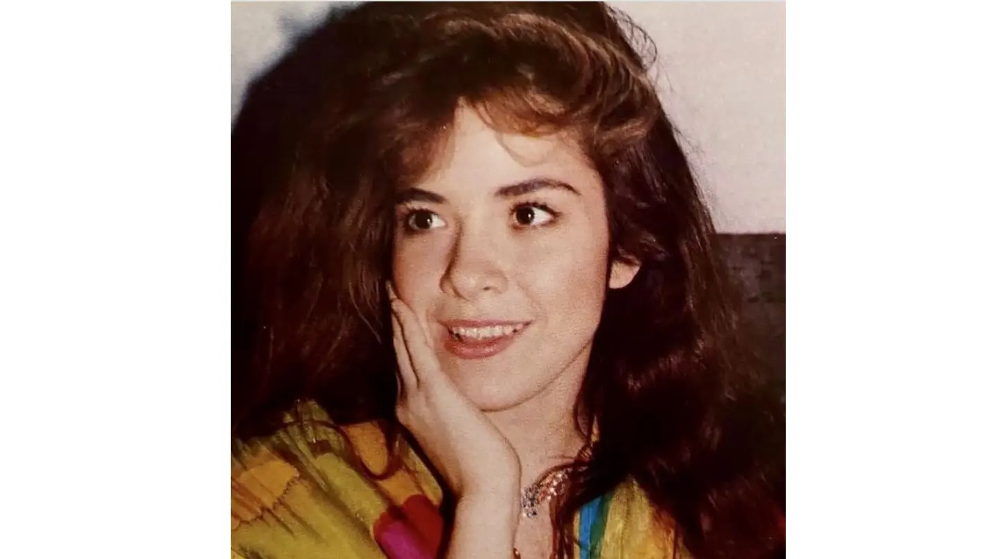 Aunque el proyecto no prosperó, en 1989 debutó como solista con el disco "¿Qué hago aquí?", producido por Andrade, el cual se convirtió en un éxito rotundo y la catapultó a la popularidad en toda Latinoamérica.<br>