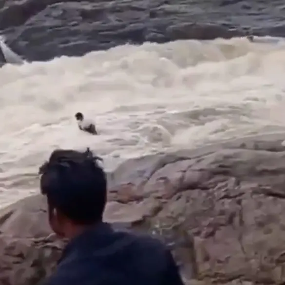 Youtuber desaparece tras ser arrastrado por la corriente en cascada