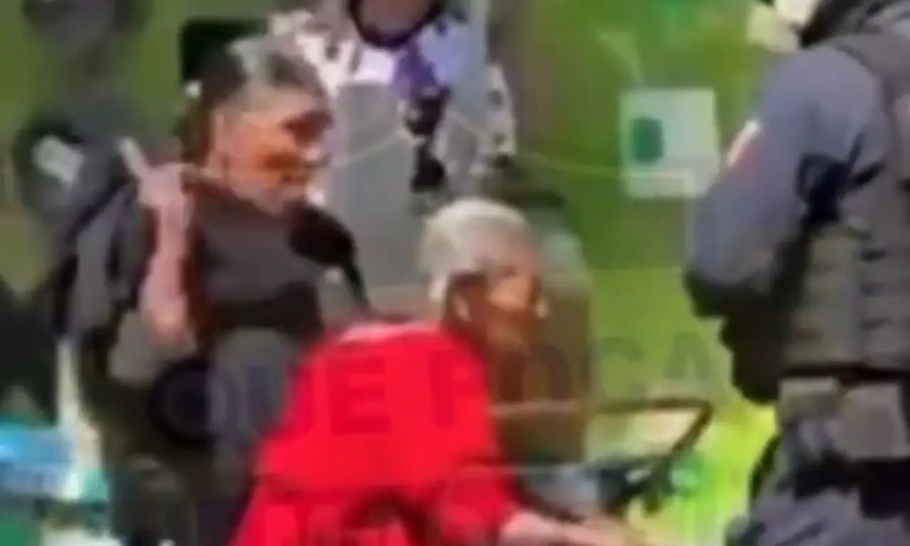  De acuerdo con los testigos, la mujer justificó su comportamiento alegando que nadie más tenía que “cargar” con la responsabilidad de cuidar a la adulta mayor. 
