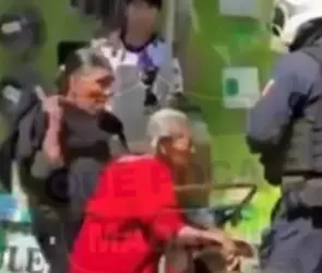 Mujer golpea y abandona a su abuelita de 86 años en la vía pública de Puebla
