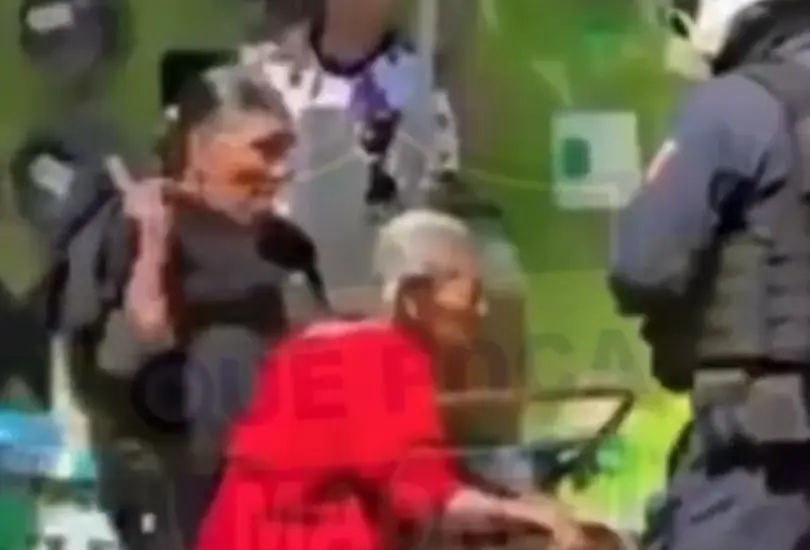 De acuerdo con los testigos, la mujer justificó su comportamiento alegando que nadie más tenía que "cargar" con la responsabilidad de cuidar a la adulta mayor. De acuerdo con los testigos, la mujer justificó su comportamiento alegando que nadie más tenía que "cargar" con la responsabilidad de cuidar a la adulta mayor.