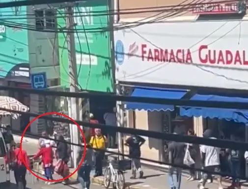 En el video se bserva el maltrato de la nieta a su abuela. Captura de pantalla.