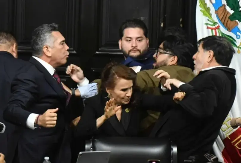 Los senadores armaron tremendo zafarrancho al final de la sesión plenaria. Los senadores armaron tremendo zafarrancho al final de la sesión plenaria.