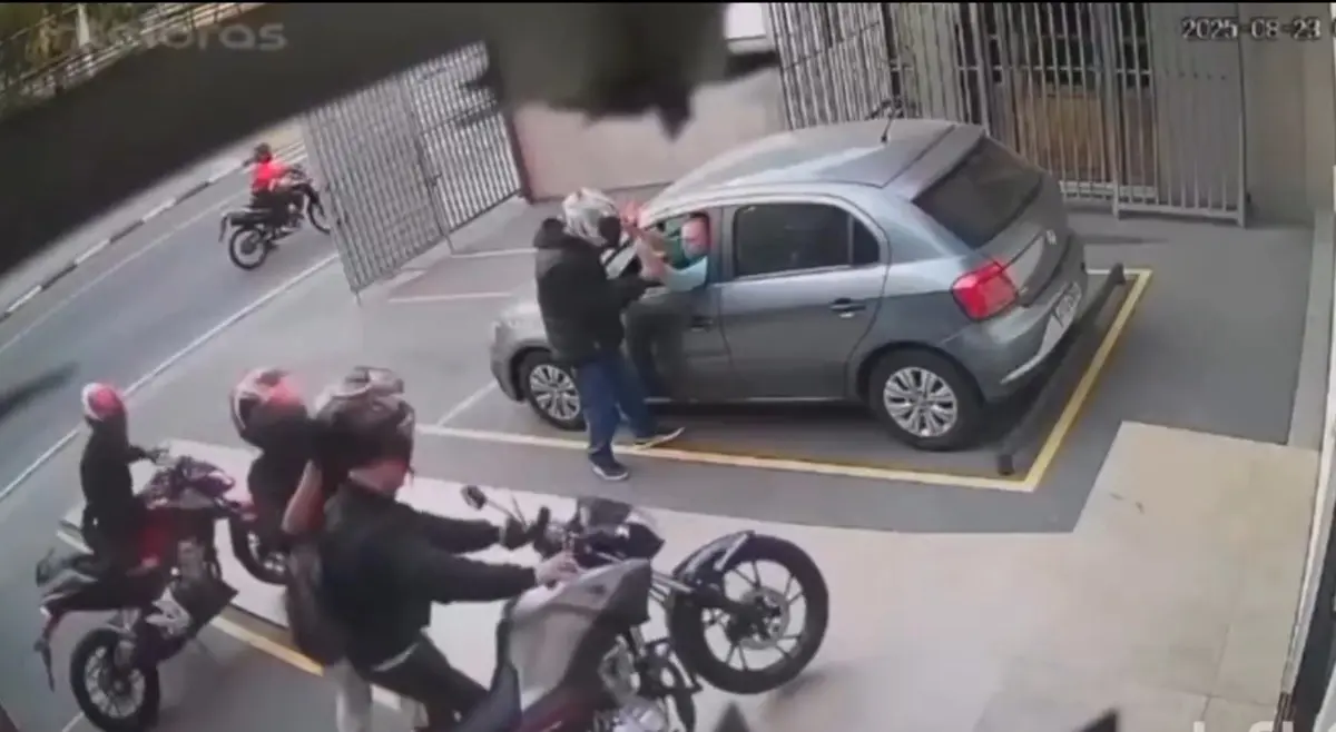 Los cuatro ladrones intentaron quedarse con los vehículos pero sólo obtuvieron balazos. Captura de pantalla.