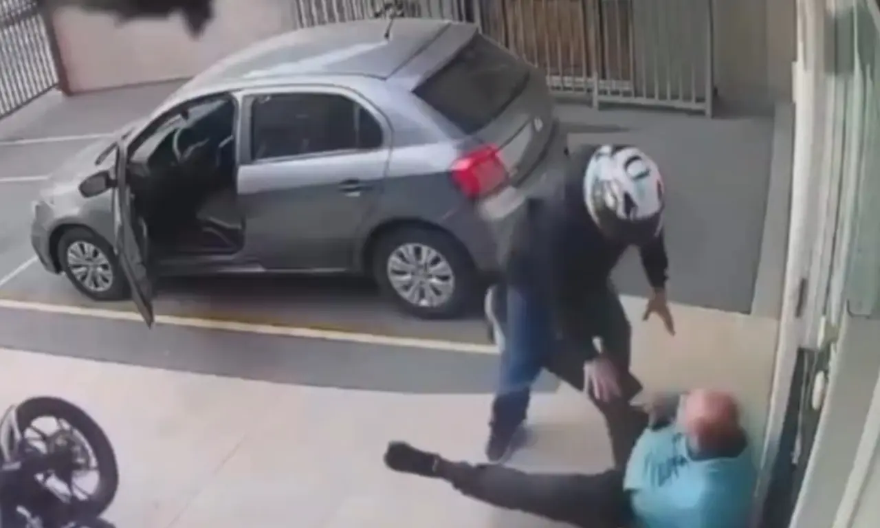  Las cámaras de seguridad del lugar captaron el momento exacto. 