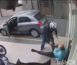 Así fue el momento en que ladrones acaban baleados tras intentar robar un auto