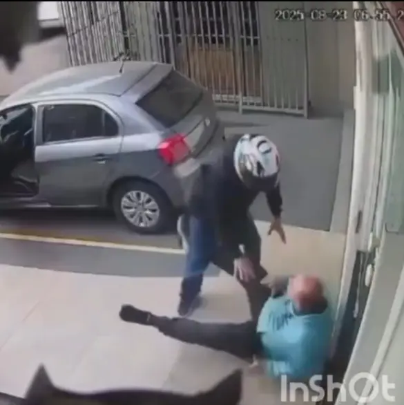 Así fue el momento en que ladrones acaban baleados tras intentar robar un auto