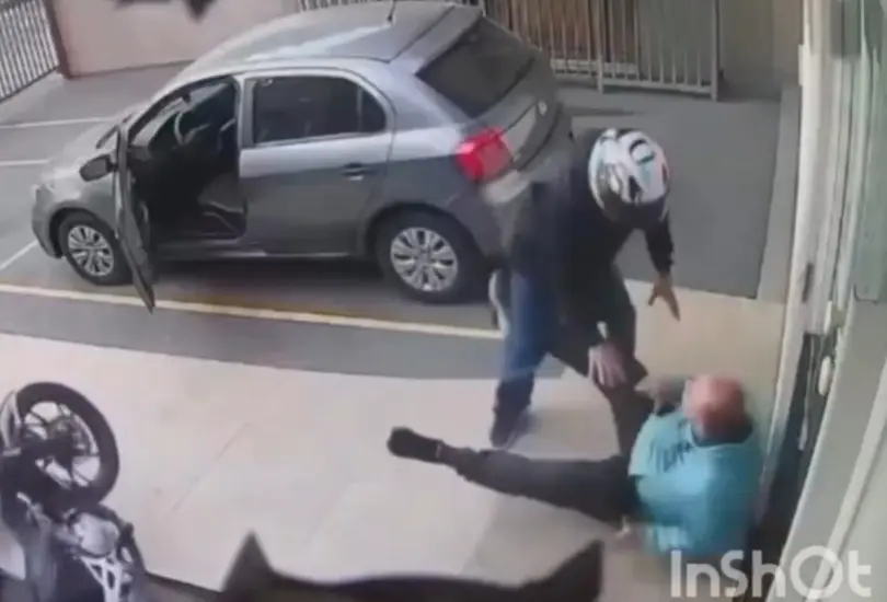 Las cámaras de seguridad del lugar captaron el momento exacto. Las cámaras de seguridad del lugar captaron el momento exacto.
