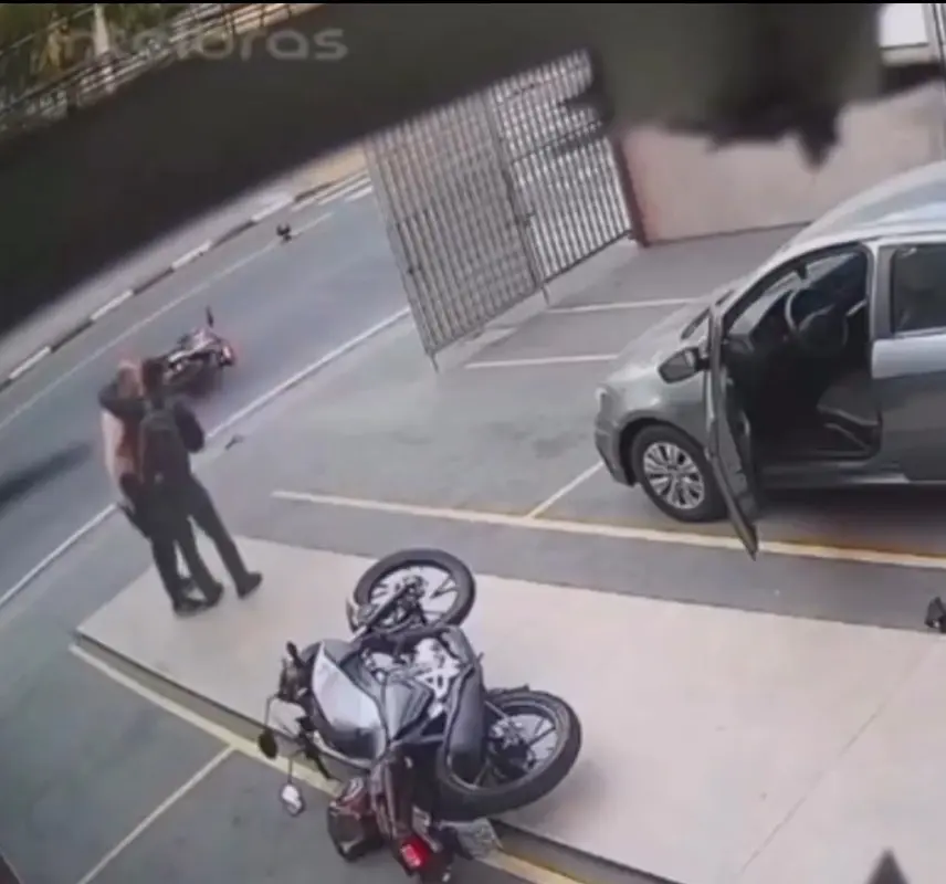 El abrazo final fue aplaudido por los usuarios. Captura de pantalla.