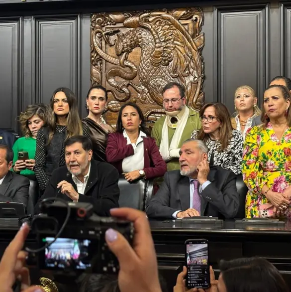 Emiliano González, asesor de Noroña aparece con collarín tras agresión de Alito Moreno