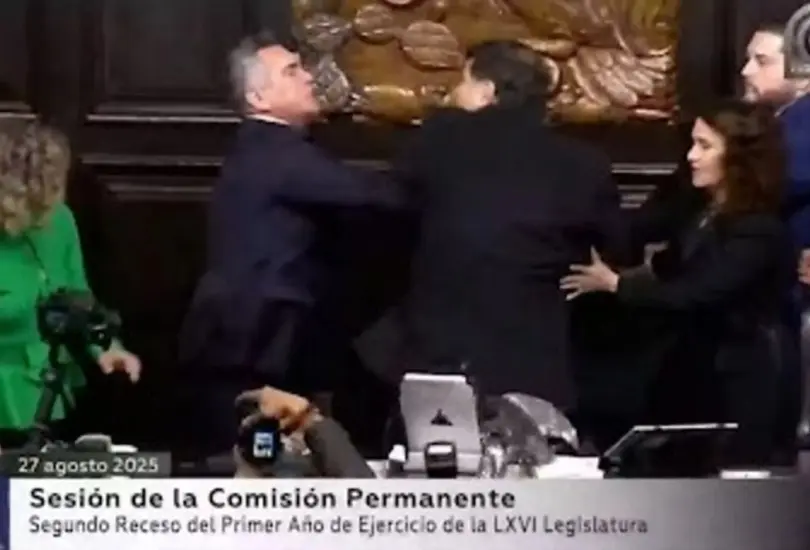 Así fue el enfrentamiento a golpes entre Noroña y Alito Moreno. Así fue el enfrentamiento a golpes entre Noroña y Alito Moreno.