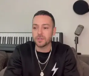 No se lo deseo a nadie: Pee Wee rompe en llanto tras encontrar muerto a su papá