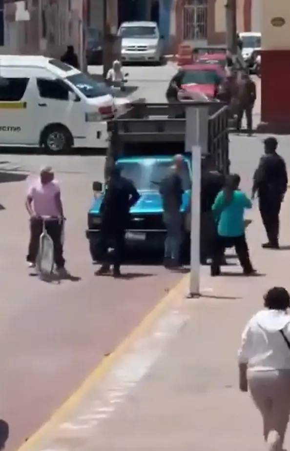 Ciudadano ataca a oficial de tránsitoE Especial