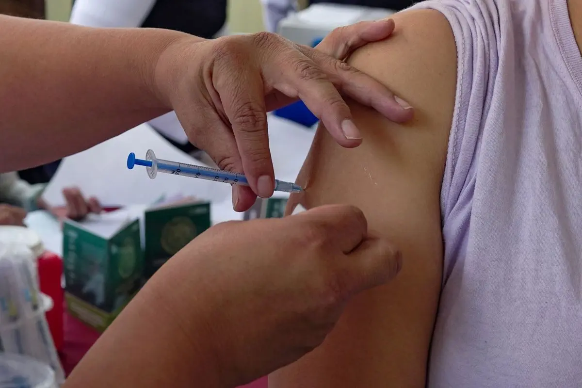En caso de dudas, el personal del centro de salud puede verificar tu cartilla para confirmar si requieres la aplicación. Cuartoscuro.