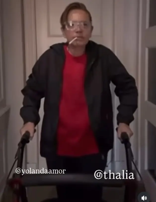 Yolanda Andrade caminando con andadera Instagram
