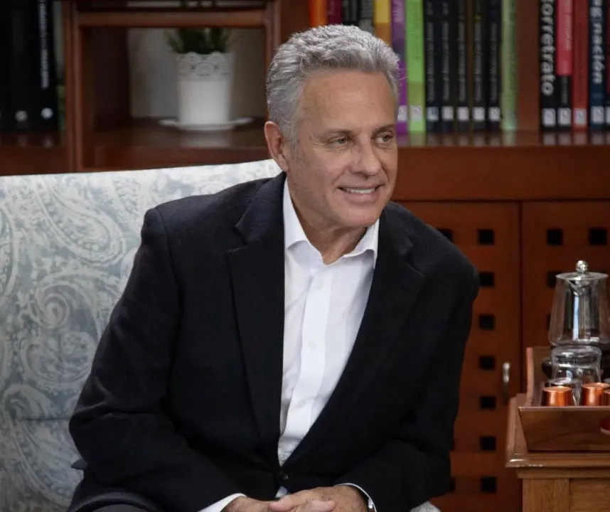 Ahora tiene 60 años, es padre de una hija y está casado con la actriz Cynthia Aparicio. Ha trabajado en telenovelas como 'Vencer la ausencia' y es participante de 'La casa de los famosos'.<br>