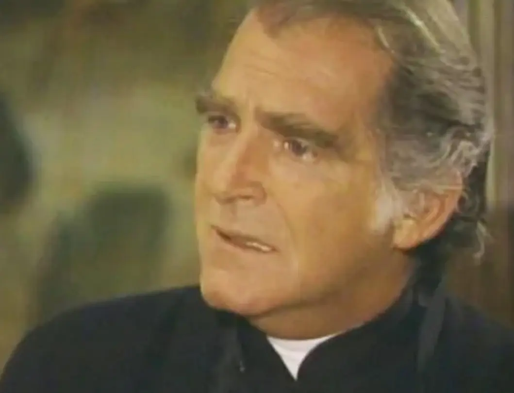 Fernando Luján interpretó al padre Julio