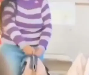 Maestra es captada robando dinero de las mochilas de sus alumnos | VIDEO