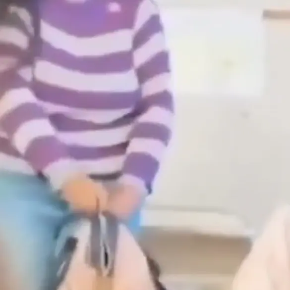 Maestra es captada robando dinero de las mochilas de sus alumnos | VIDEO