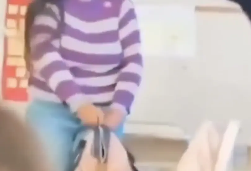 Maestra es captada robando dinero de las mochilas de sus alumnos | VIDEO Maestra es captada robando dinero de las mochilas de sus alumnos | VIDEO