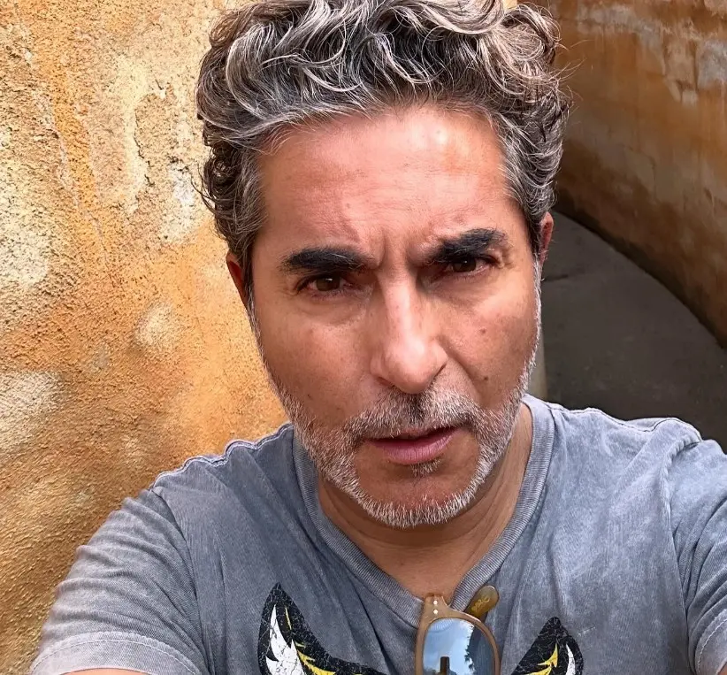 Ahora tiene 60 años y es padre de dos hijas. Se desempeña como conductor de los programas 'Hoy' y 'Miembros al aire'.