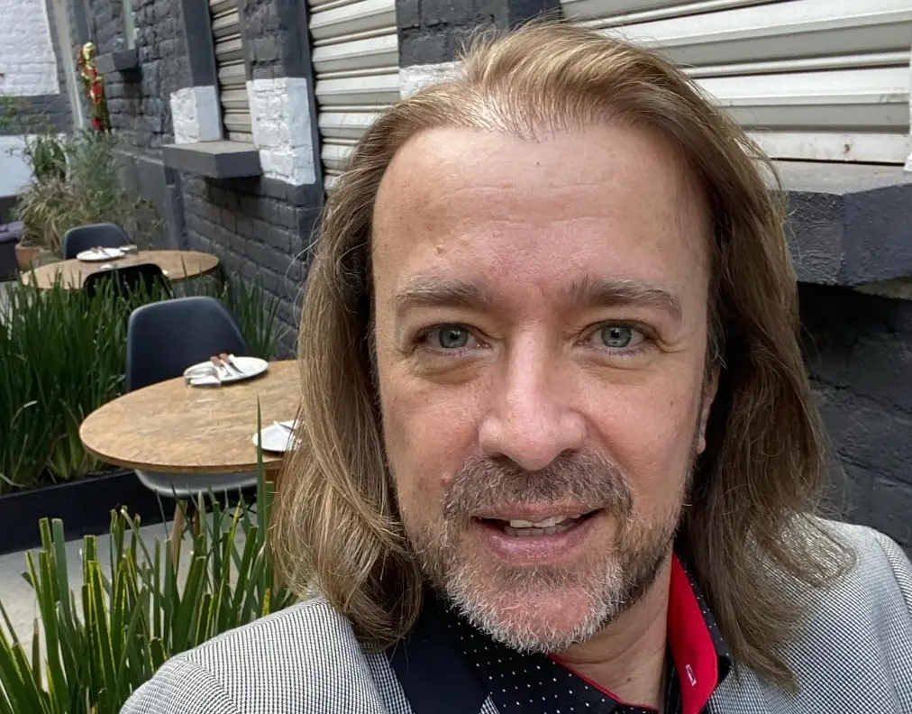 Ahora tiene 58 años y es padre de un hijo. Trabaja como conductor del programa 'Vivalavi' de Multimedios.