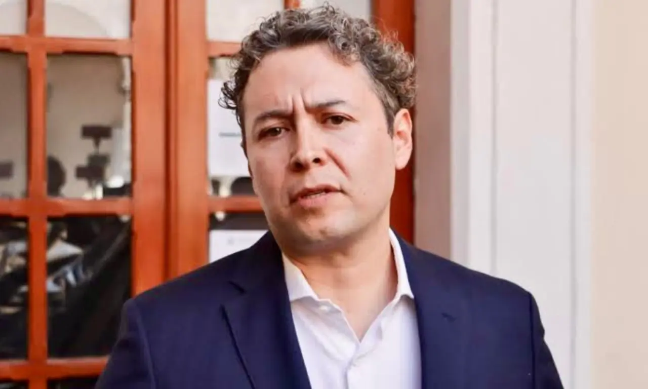  Aspirante a rectoría de la BUAP se desmaya tras quedar fuera del proceso 