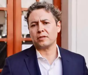 Aspirante a rectoría de la BUAP se desmaya tras quedar fuera del proceso