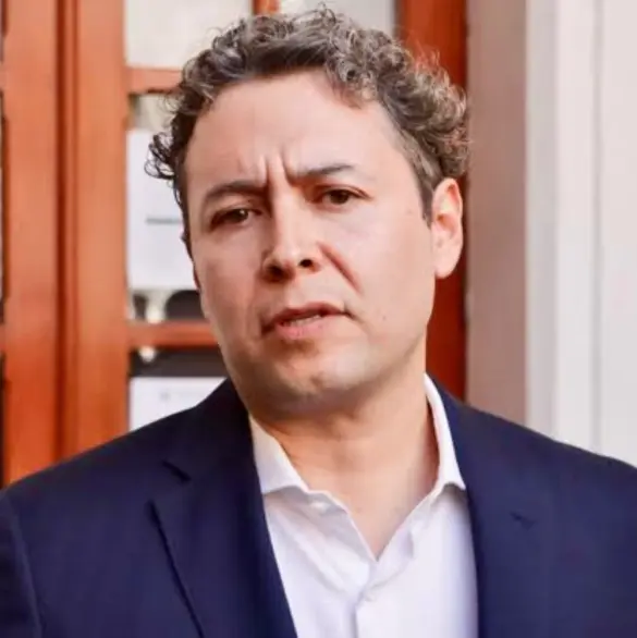 Aspirante a rectoría de la BUAP se desmaya tras quedar fuera del proceso