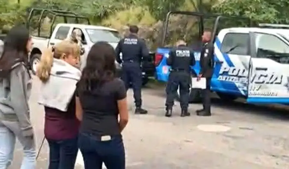 Los hombres fueron detenidos y trasladados al Ministerio Público, donde permanecen bajo investigación en espera de órdenes de aprehensión formales. Facebook.
