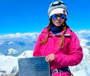 Dan por muerta a alpinista atrapada en Pico Pobeda; no hay manera de rescatarla