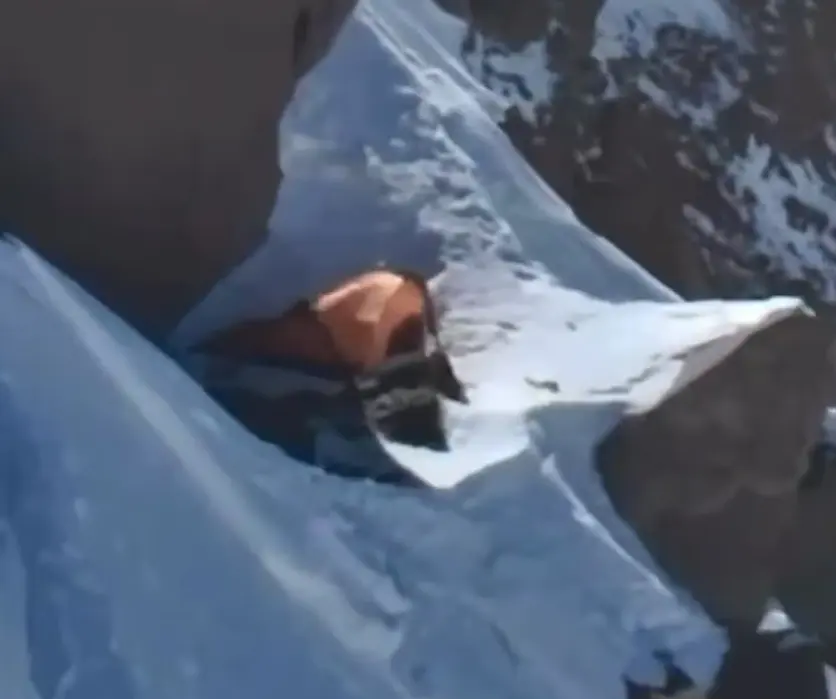 Sus compañeros improvisaron un campamento para resguardarla mientras buscaban ayuda. X.